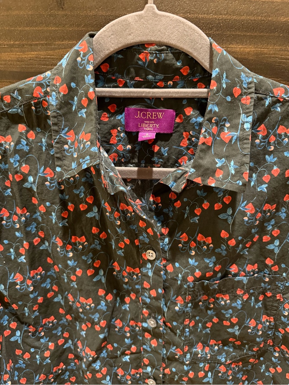 J.CREW Liberty Fabric Strawberry Print Lightweight Button-Up Cotton Shirt Sz 6 - Picture 2 of 8